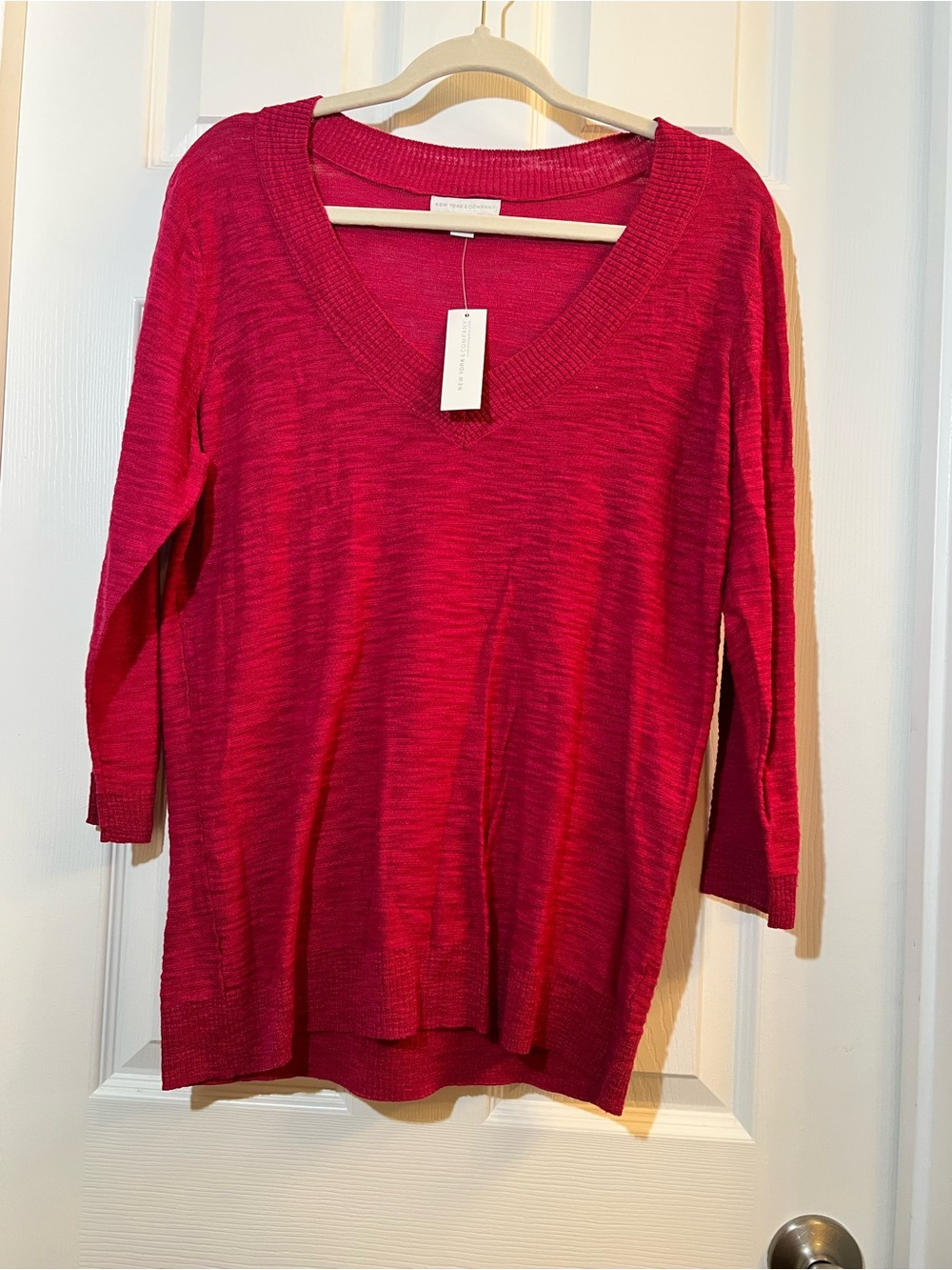 🦋 NWT New York & Company Fuchsia V-Neck Lightweight Sweater size large